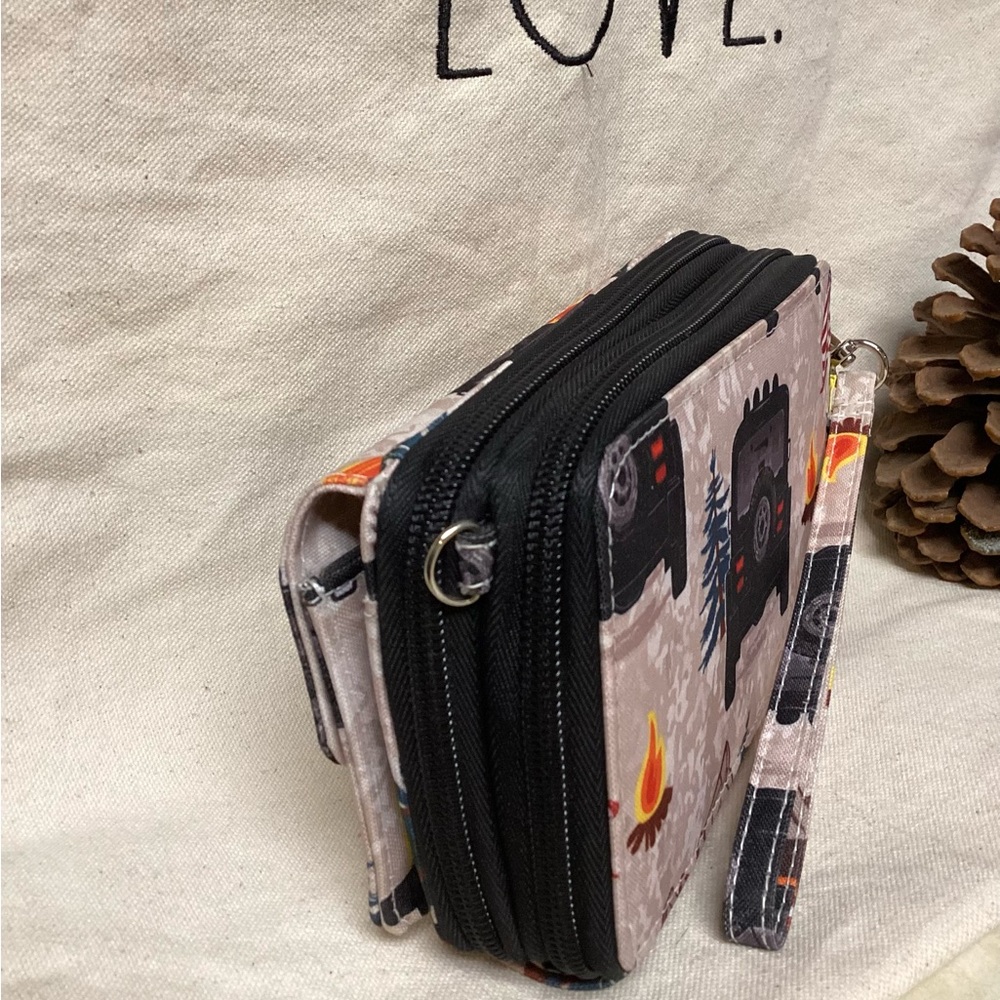 Jeep Wristlet Crossbody - Picture 2 of 4